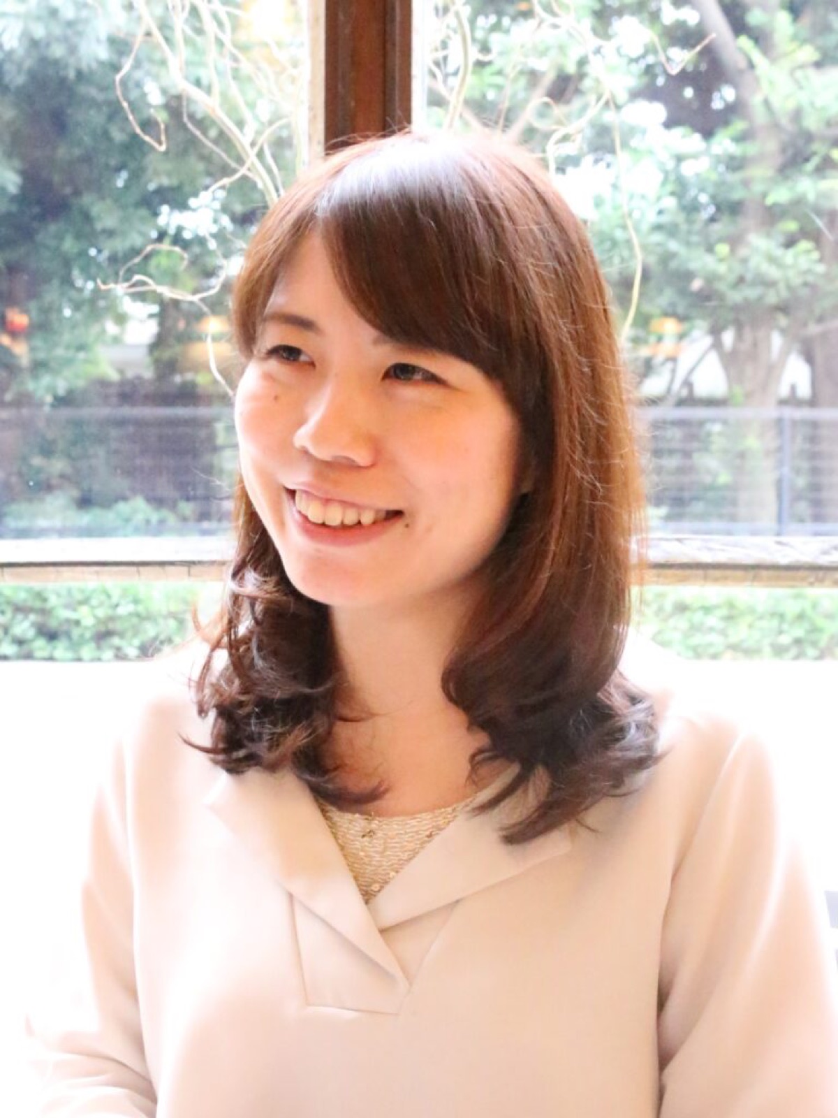 海外大学のキャンパスを歩く学生